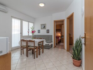 Dining - Apartment mit zwei Schlafzimmern und eigenem Balkon by Interhome (Trogir/Okrug Donji)