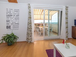 Dining - "Emelie" mit Blick auf das Wasser by Interhome (Trogir/Okrug Donji)