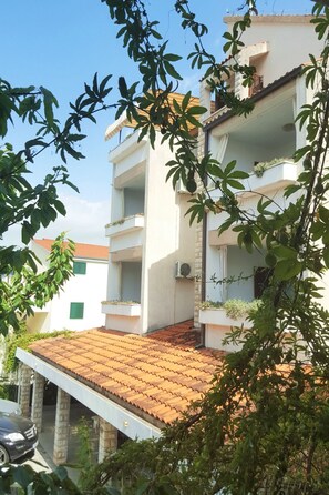 Exterior - "Emelie" mit Blick auf das Wasser by Interhome (Trogir/Okrug Donji)