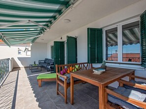 Outdoor dining - mit Blick auf das Wasser by Interhome (Trogir/Okrug Donji)