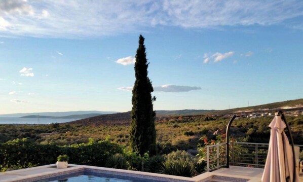 A heated pool - Ferienvilla "Plano" mit Blick auf das Wasser by Interhome (Mastrinka)