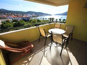 Outdoor dining - im Dachgeschoss by Interhome (Vinišće)
