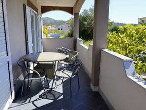 Outdoor dining - Wohnung in Vinišće mit privatem Parkplatz by Interhome (Vinišće)