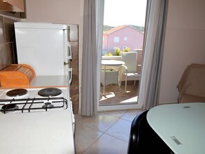 Réfrigérateur, batterie de cuisine, vaisselle et ustensiles