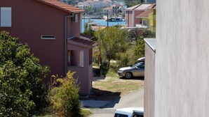 Zona residencial con casas, una calle y una furgoneta estacionada frente a un edificio.