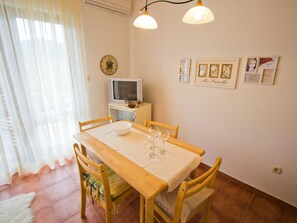 Dining - Wohnung direkt am Strand by Interhome (Vinišće)