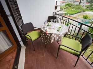 Outdoor dining - Wohnung direkt am Strand by Interhome (Vinišće)