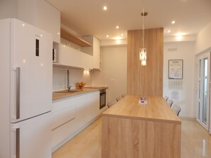 Fridge, microwave, oven, dishwasher - Idyllische, moderne Ferienwohnung direkt am Meer by Interhome (Marina)