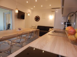 Dining - Idyllische, moderne Ferienwohnung direkt am Meer by Interhome (Marina)