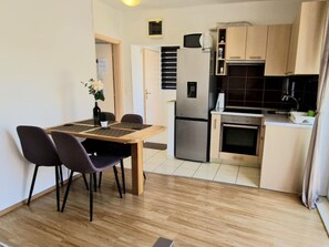 Fridge, microwave, oven, cookware/dishes/utensils - Wohnung in Marina mit Parkplatz, schöne Aussicht by Interhome (Marina)