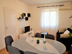 Interior - Erdgeschosswohnung, erste Reihe vom Meer by Interhome (Marina)