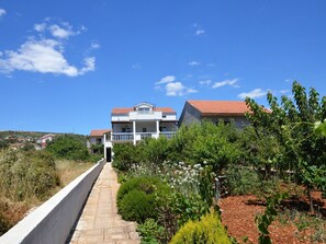 Property grounds - Erdgeschosswohnung, erste Reihe vom Meer by Interhome (Marina)