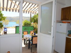 Dining - Wohnung in Poljica mit Garten und Terrasse by Interhome (Marina)