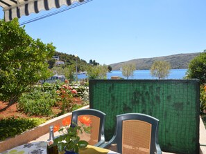 Outdoor dining - Wohnung in Poljica mit Garten und Terrasse by Interhome (Marina)