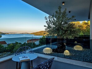 Outdoor dining - Luxuriöse Villa mit Infinity-Außenpool by Interhome (Marina)