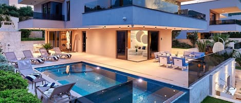 Lämmitetty uima-allas