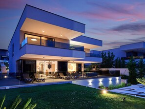 Exterior - Luxuriöse Villa mit Innenpool by Interhome (Marina)
