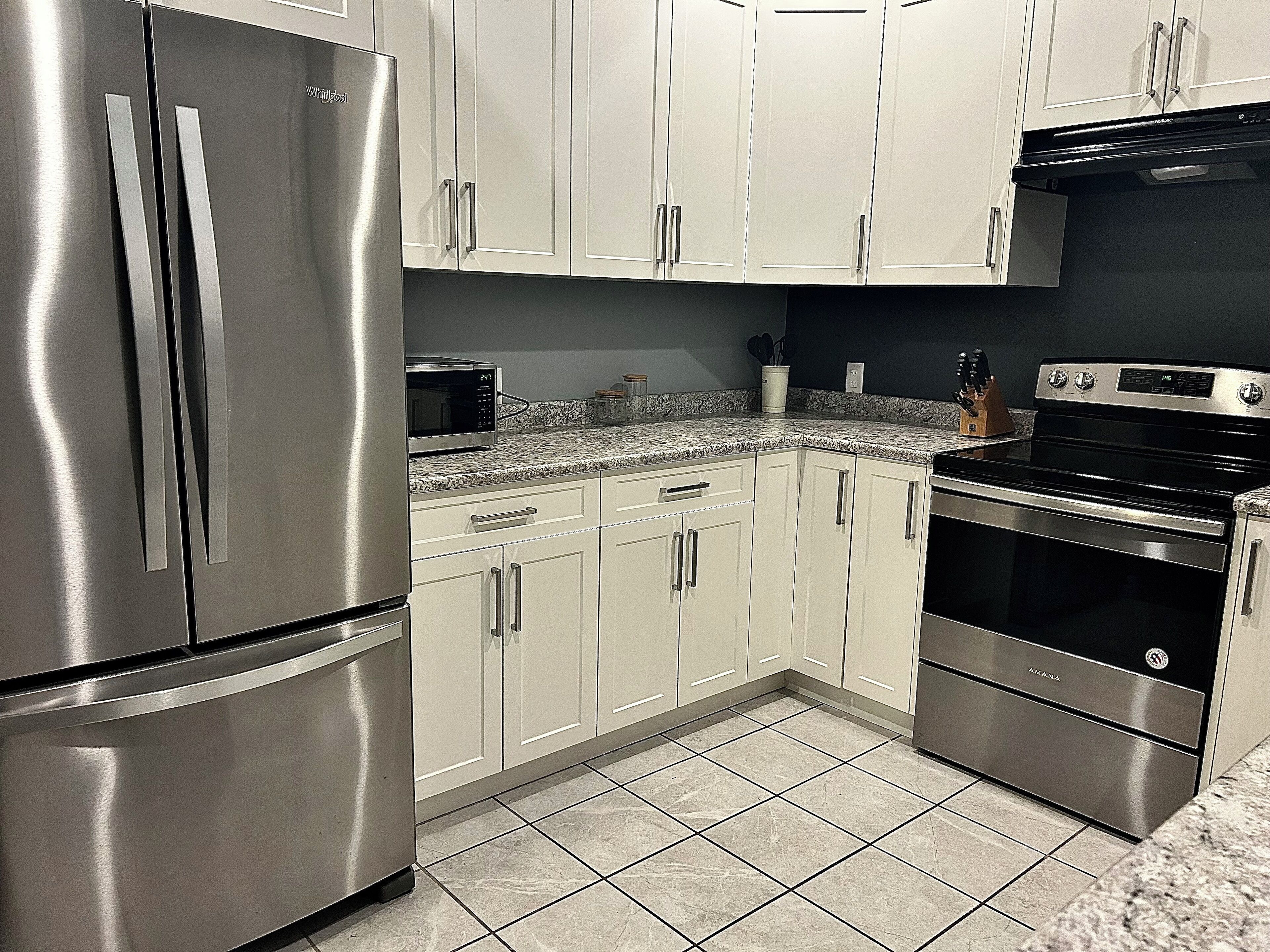 冷蔵庫、電子レンジ、オーブン、コンロ