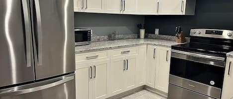 Réfrigérateur, four à micro-ondes, un four, surface de cuisson