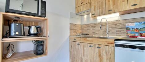 Réfrigérateur, four à micro-ondes, un four, surface de cuisson