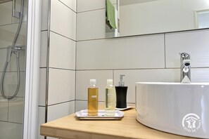 Dusche, Haartrockner, Handtücher