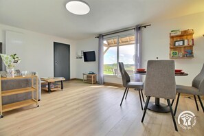 Televisio, DVD-soitin, kirjoja