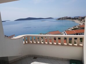 Property grounds - mit Blick auf das Wasser by Interhome (Marina)