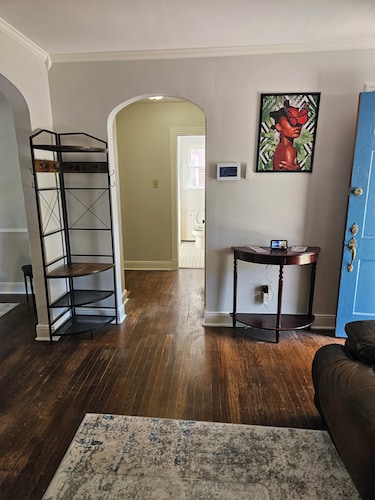 Superb 3-bedroom house. Minutes away from major hospitals. Close to VUU and VCU.