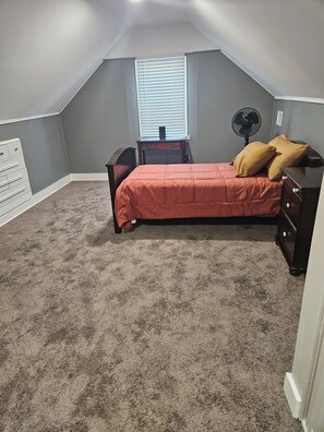 Tabla de planchar con plancha, wifi y ropa de cama