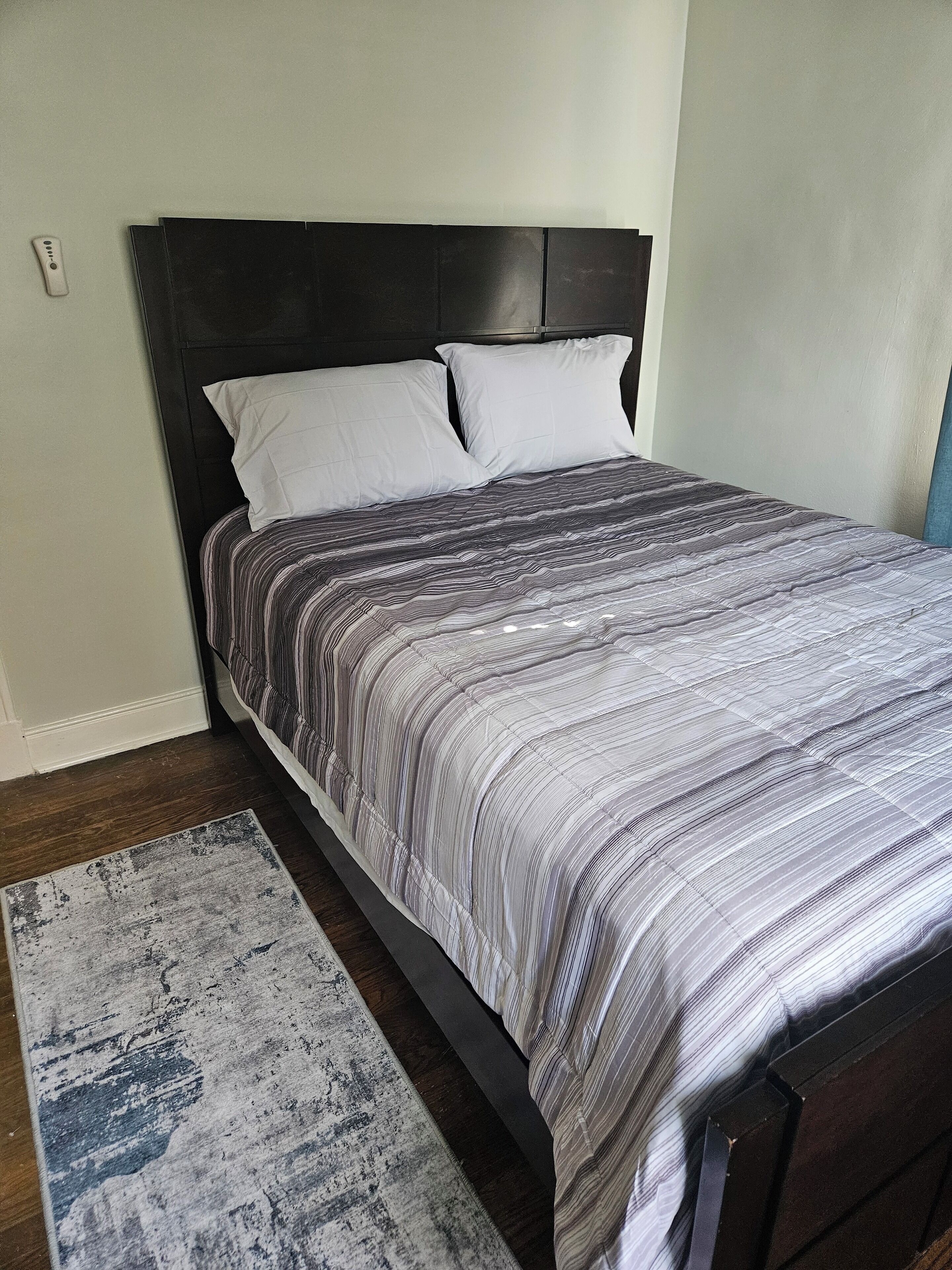 Silitysrauta/-lauta, Wi-Fi, vuodevaatteet