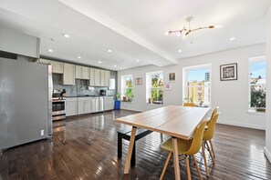 Microwave, oven, stovetop, dishwasher - Beautiful 4th Floor Walk-Up Apartment in Old City (Philadelphia)