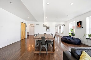 Dining - Beautiful 4th Floor Walk-Up Apartment in Old City (Philadelphia)