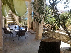 Outdoor dining - mit einer überdachten Terrasse by Interhome (Grebaštica)