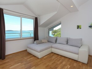 TV, DVD player - am Strand by Interhome (Brodarica/Žaborić)