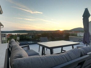 Outdoor dining - Modernes Ferienhaus mit eigenem Pool und Meerblick by Interhome (Bilice)