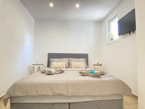 Internet - Modernes Ferienhaus mit eigenem Pool und Meerblick by Interhome (Bilice)