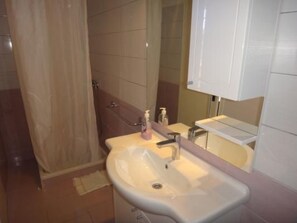 Towels - Ferienapartment für zwei Erwachsene und zwei Kinder by Interhome (Tisno)