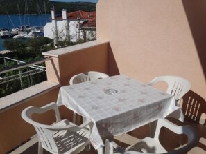 Outdoor dining - Ferienapartment für zwei Erwachsene und zwei Kinder by Interhome (Tisno)