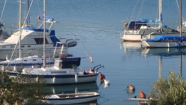 Een jachthaven met verschillende boten afgemeerd.