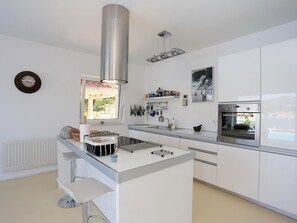 Fridge, oven, dishwasher, cookware/dishes/utensils - mit Blick auf das Wasser by Interhome (Tisno)