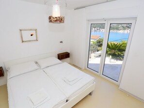 Internet - mit Blick auf das Wasser by Interhome (Tisno)