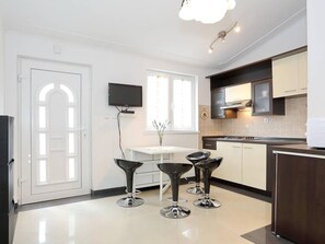 Dining - Ferienapartment mit Balkon für fünf Personen by Interhome (Karin)