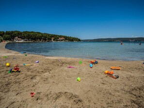 Beach - Wohnung "Mama Roza" mit Blick auf das Wasser by Interhome (Pašman/Pašman)