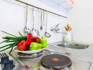 Fridge, cookware/dishes/utensils - Wohnung in Preko mit Terrasse und Grill by Interhome (Ugljan/Preko)