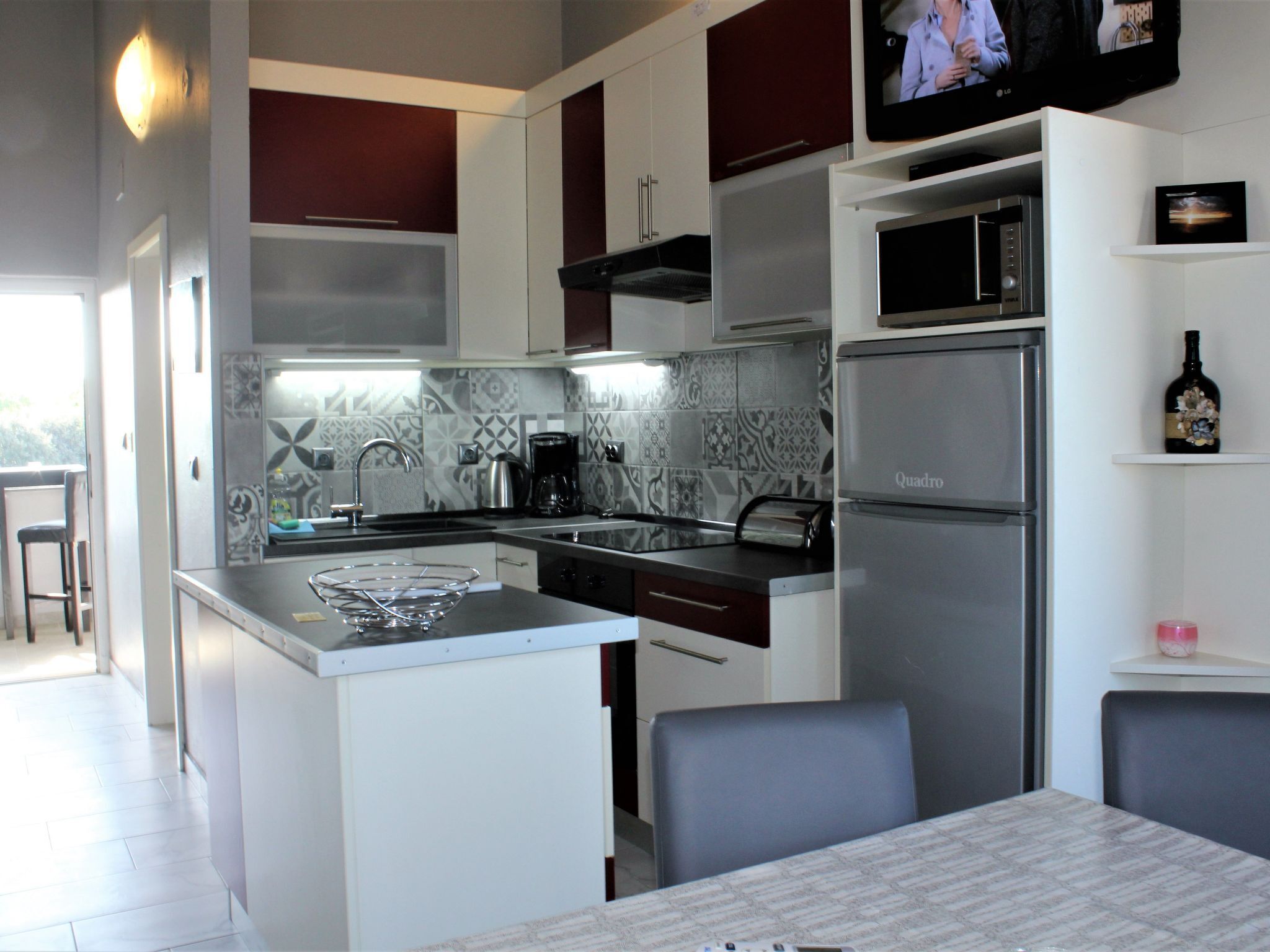 Kjøleskap, mikrobølgeovn, ovn og kjøkkenutstyr