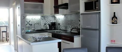 Kjøleskap, mikrobølgeovn, ovn og kjøkkenutstyr