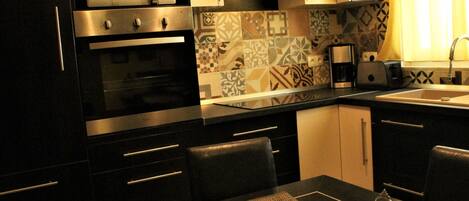 Kjøleskap, mikrobølgeovn, ovn og oppvaskmaskin