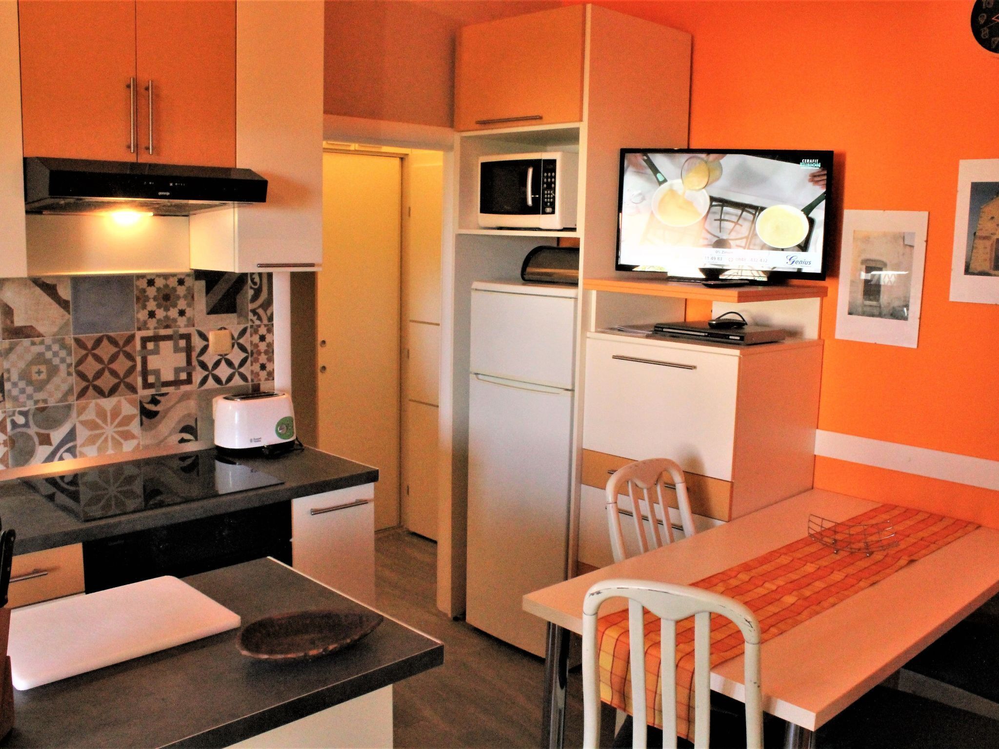 Kjøleskap, mikrobølgeovn, ovn og kjøkkenutstyr