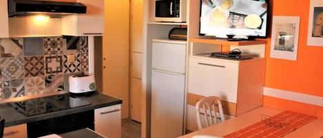 Kjøleskap, mikrobølgeovn, ovn og kjøkkenutstyr