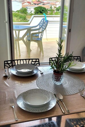 Dining - Appartement mit Balkon by Interhome (Ražanac)